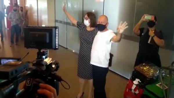 Curado de covid-19, pastor Luiz Gonzaga retorna a Rio Branco e é recebido de forma emocionante no aeroporto 